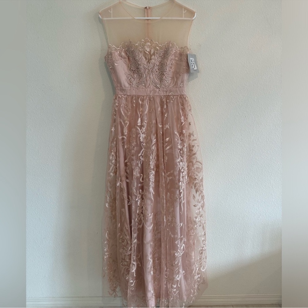💖 Maniju. Chic Floral Lace Dress with Sheer Neckline, Medium - Picture 5 of 5